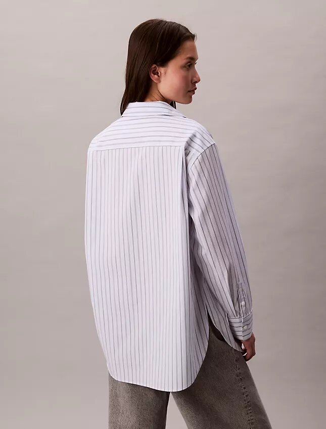 Camisa de popelín a rayas con botones y corte holgado Camisa de popelín a rayas con botones y corte holgado