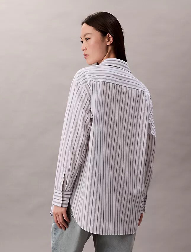 Camisa de popelín a rayas con botones y corte holgado Camisa de popelín a rayas con botones y corte holgado