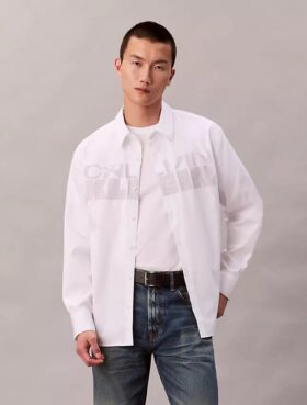 Camisa de popelín con estampado gráfico y botones, de corte holgado