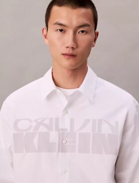 Camisa de popelín con estampado gráfico y botones, de corte holgado