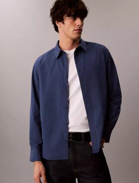 Camisa de popelín lavado con cuello de punta y corte holgado
