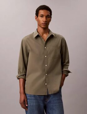 Camisa de popelín lavado con cuello de punta y corte holgado