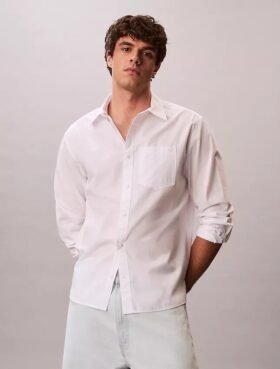 Camisa de popelín lavado con cuello de punta y corte holgado