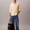 Camisa de popelín lavado con cuello de punta y corte holgado