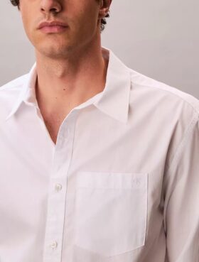 Camisa de popelín lavado con cuello de punta y corte holgado