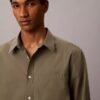 Camisa de popelín lavado con cuello de punta y corte holgado