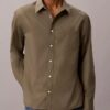 Camisa de popelín lavado con cuello de punta y corte holgado
