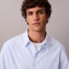 Camisa de popelín lavado con rayas teñidas en hilo Camisa de popelín lavado con rayas teñidas en hilo