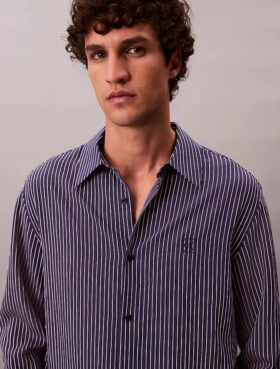 Camisa de rayas con botones, confeccionada en mezcla de viscosa y corte holgado
