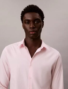 Camisa entallada elástica con botones
