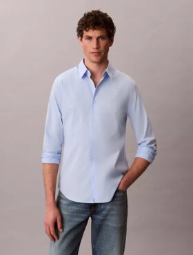 Camisa entallada elástica con botones