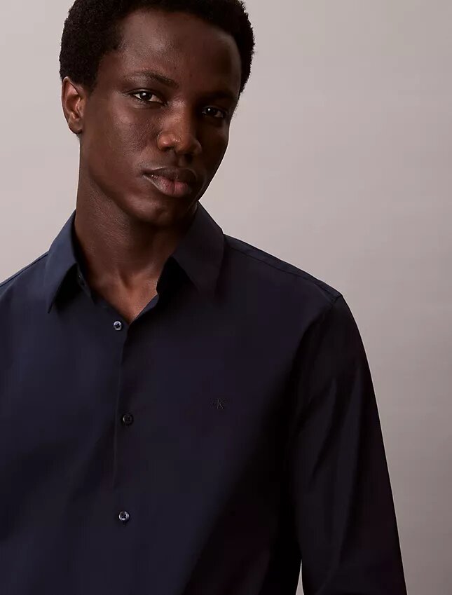 Camisa entallada elástica con botones Camisa entallada elástica con botones