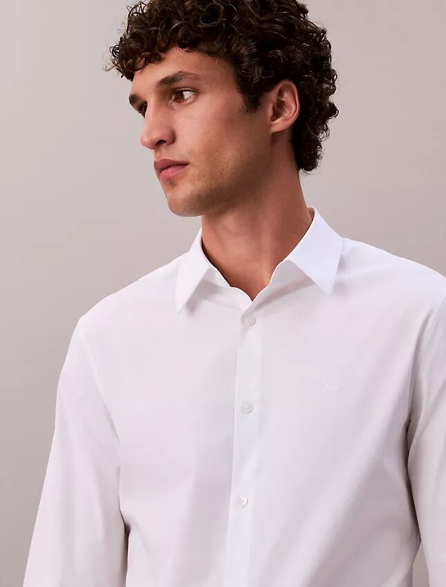 Camisa entallada elástica con botones Camisa entallada elástica con botones