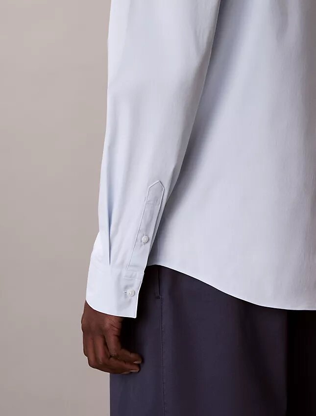 Camisa entallada elástica con botones Camisa entallada elástica con botones