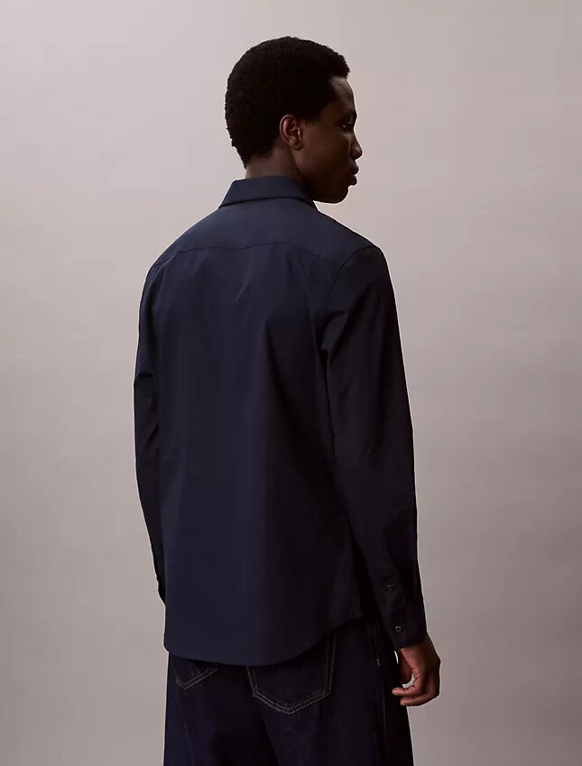 Camisa entallada elástica con botones Camisa entallada elástica con botones