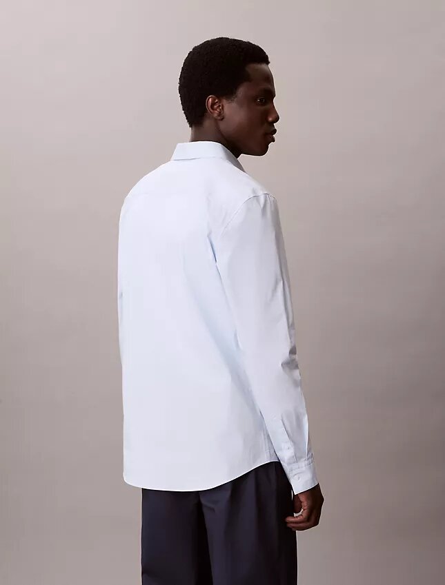 Camisa entallada elástica con botones Camisa entallada elástica con botones