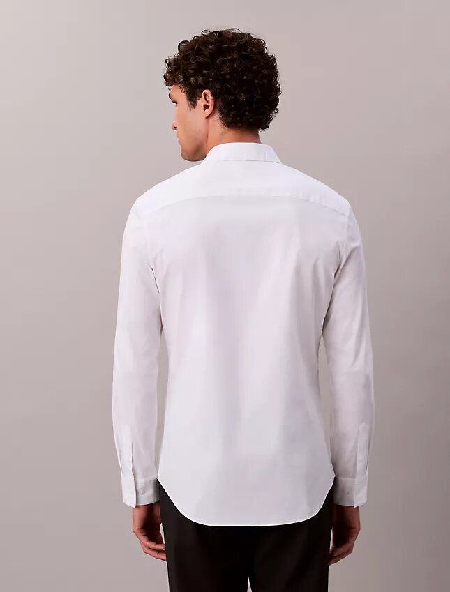 Camisa entallada elástica con botones Camisa entallada elástica con botones