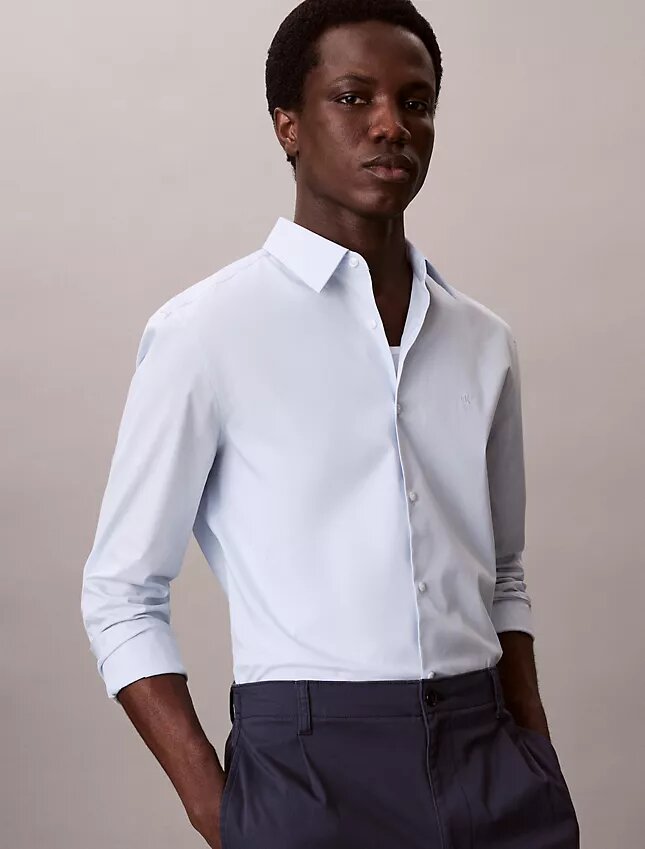 Camisa entallada elástica con botones Camisa entallada elástica con botones