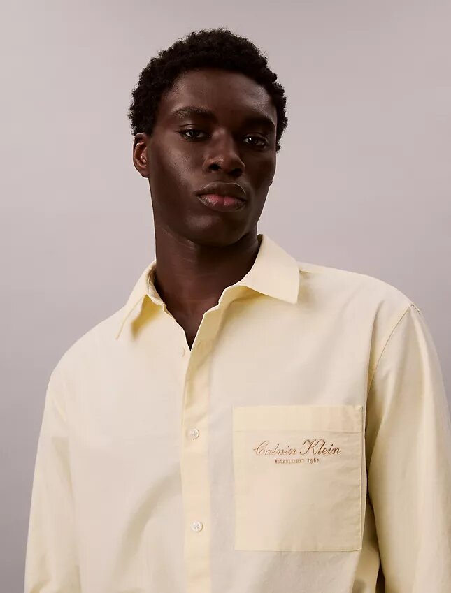 Camisa Oxford lavada con botones y gráfico del logotipo Camisa Oxford lavada con botones y gráfico del logotipo