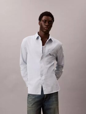 Camisa Oxford lavada con botones y gráfico del logotipo