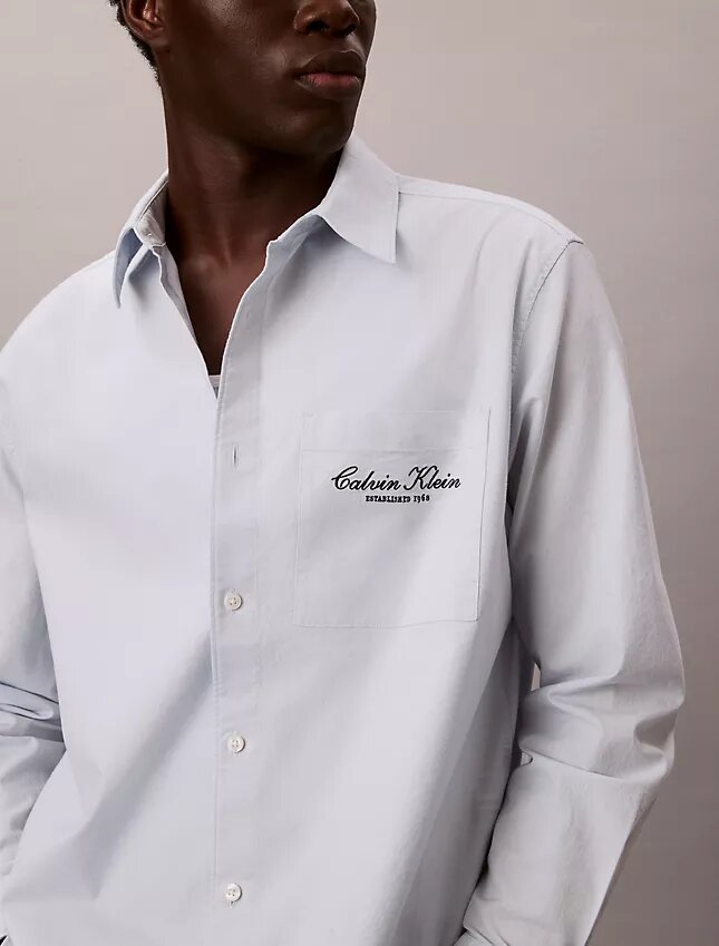 Camisa Oxford lavada con botones y gráfico del logotipo Camisa Oxford lavada con botones y gráfico del logotipo