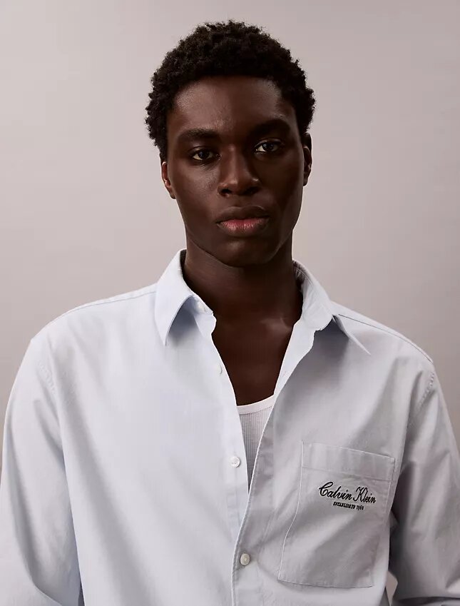 Camisa Oxford lavada con botones y gráfico del logotipo Camisa Oxford lavada con botones y gráfico del logotipo