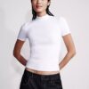 Camiseta ajustada con cuello redondo y aberturas Camiseta ajustada con cuello redondo y aberturas