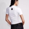 Camiseta ajustada con cuello redondo y aberturas Camiseta ajustada con cuello redondo y aberturas