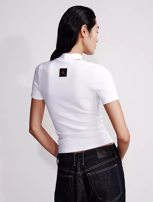 Camiseta ajustada con cuello redondo y aberturas Camiseta ajustada con cuello redondo y aberturas