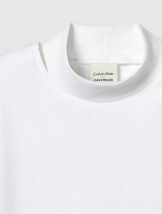 Camiseta ajustada con cuello redondo y aberturas Camiseta ajustada con cuello redondo y aberturas