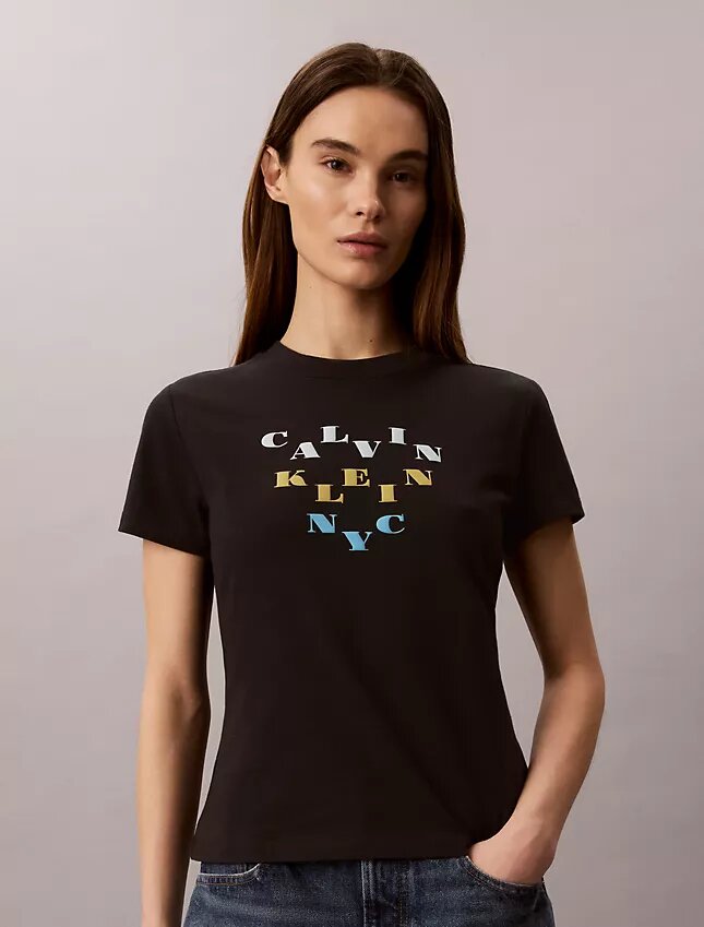 Camiseta ajustada con estampado del logotipo en capas Camiseta ajustada con estampado del logotipo en capas