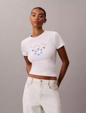 Camiseta ajustada con estampado del logotipo en capas
