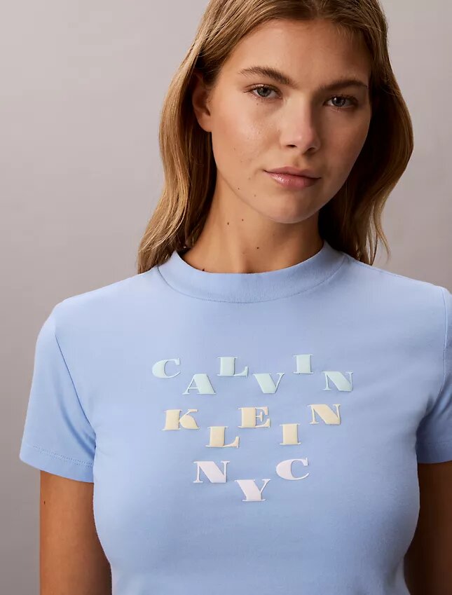 Camiseta ajustada con estampado del logotipo en capas Camiseta ajustada con estampado del logotipo en capas