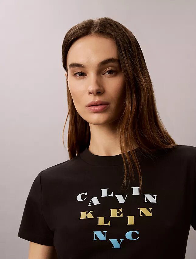 Camiseta ajustada con estampado del logotipo en capas Camiseta ajustada con estampado del logotipo en capas