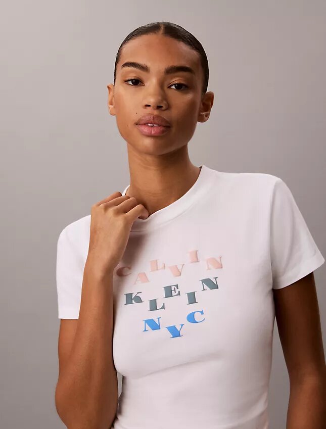 Camiseta ajustada con estampado del logotipo en capas Camiseta ajustada con estampado del logotipo en capas