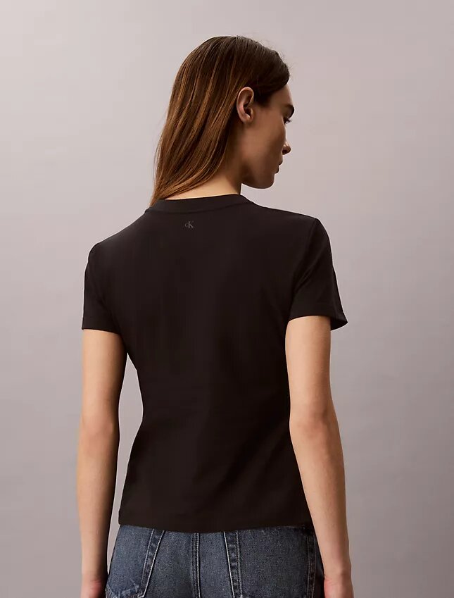 Camiseta ajustada con estampado del logotipo en capas Camiseta ajustada con estampado del logotipo en capas