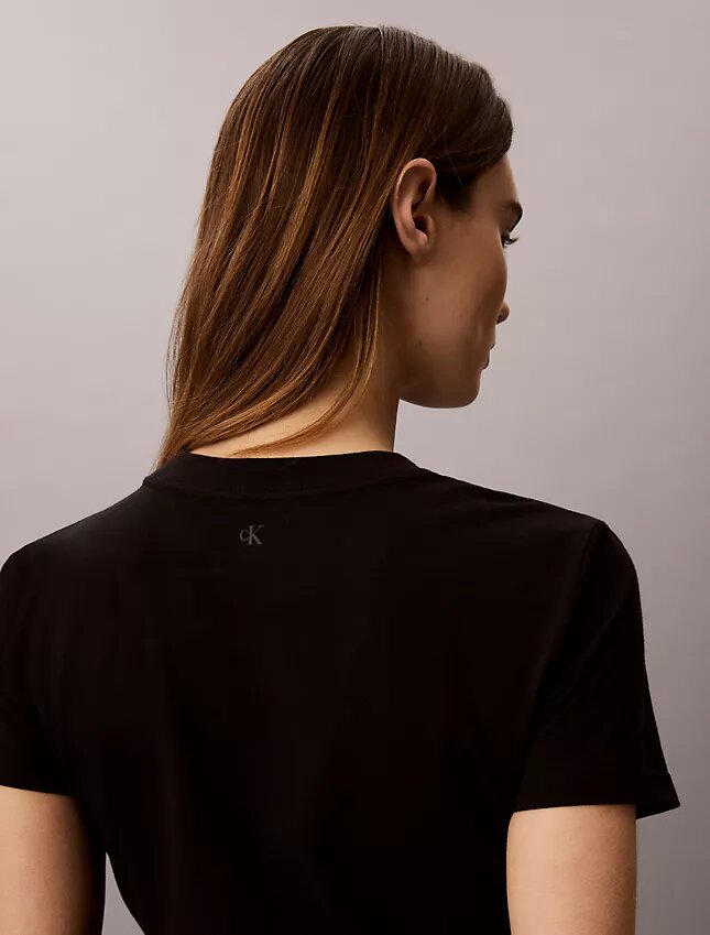 Camiseta ajustada con estampado del logotipo en capas Camiseta ajustada con estampado del logotipo en capas