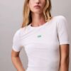 Camiseta ajustada con estampado gráfico del logotipo Monogram en Modal elástico Camiseta ajustada con estampado gráfico del logotipo Monogram en Modal elástico