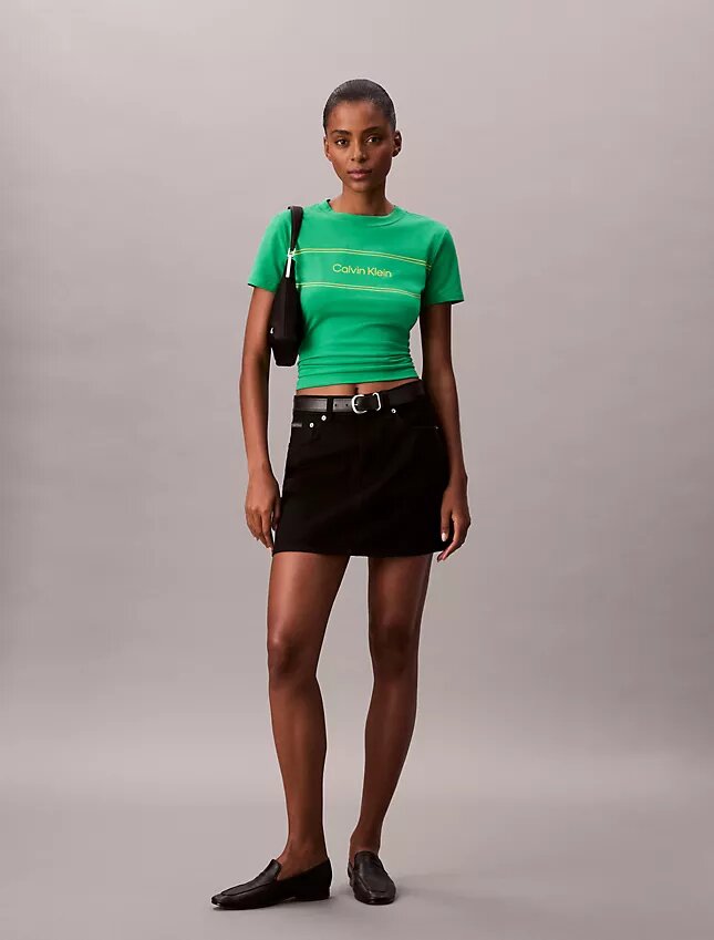Camiseta ajustada con gráfico del logotipo a rayas Camiseta ajustada con gráfico del logotipo a rayas