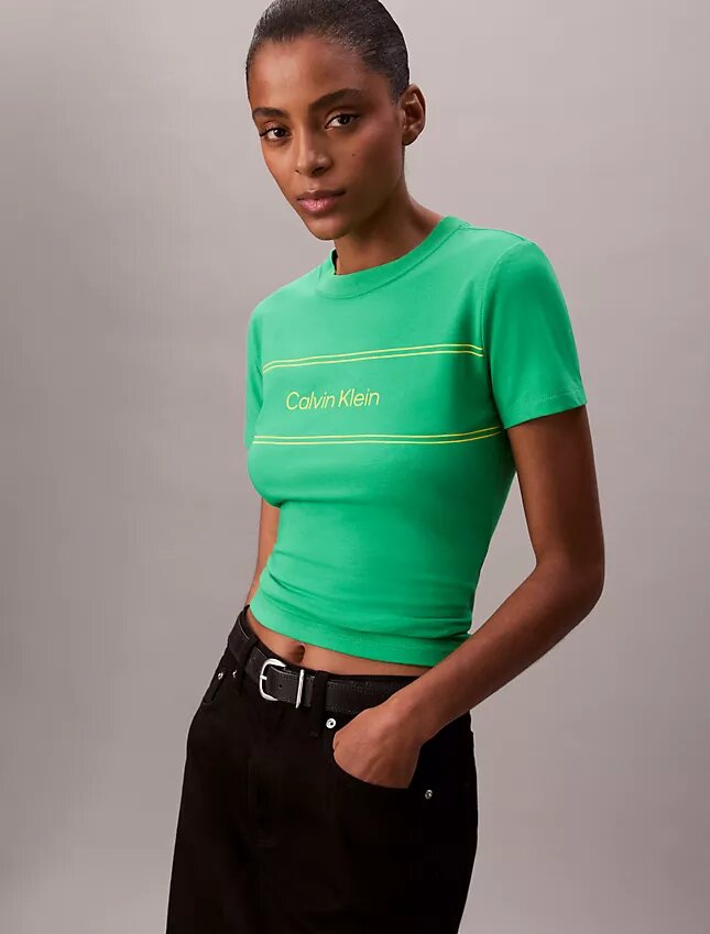 Camiseta ajustada con gráfico del logotipo a rayas Camiseta ajustada con gráfico del logotipo a rayas