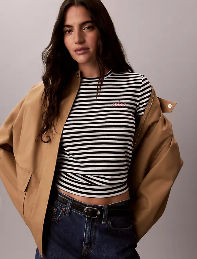 Camiseta ajustada con gráfico del logotipo Contour Rib Camiseta ajustada con gráfico del logotipo Contour Rib