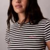 Camiseta ajustada con gráfico del logotipo Contour Rib Camiseta ajustada con gráfico del logotipo Contour Rib