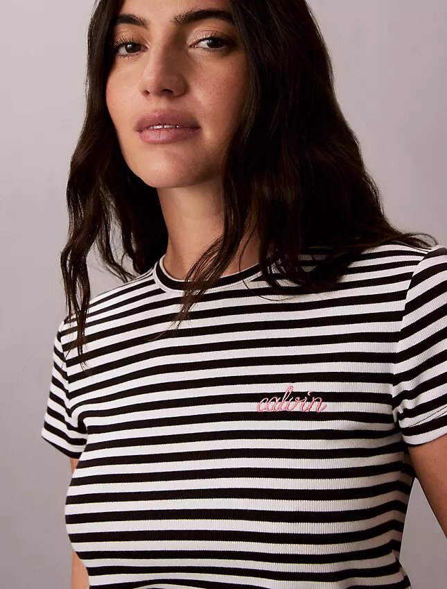 Camiseta ajustada con gráfico del logotipo Contour Rib Camiseta ajustada con gráfico del logotipo Contour Rib