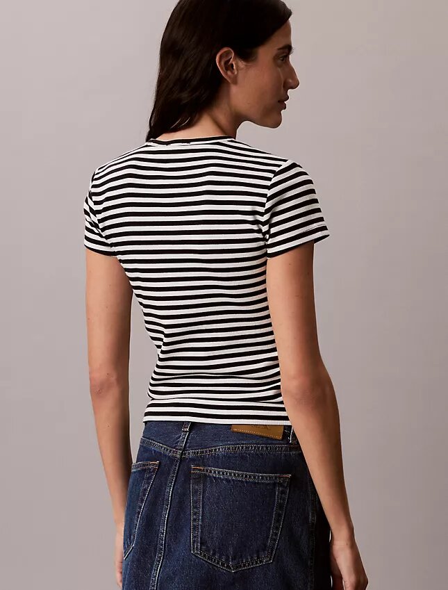 Camiseta ajustada con gráfico del logotipo Contour Rib Camiseta ajustada con gráfico del logotipo Contour Rib
