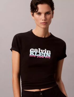 Camiseta ajustada con gráfico del logotipo en contraste