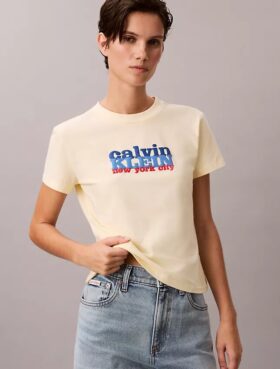 Camiseta ajustada con gráfico del logotipo en contraste