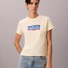 Camiseta ajustada con gráfico del logotipo en contraste