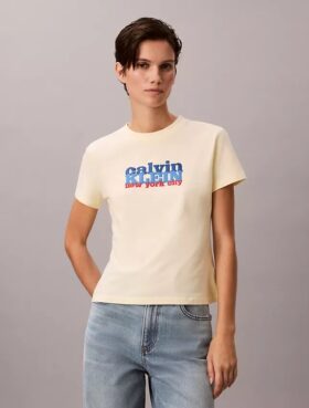 Camiseta ajustada con gráfico del logotipo en contraste