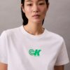 Camiseta ajustada con gráfico del logotipo Monogram Camiseta ajustada con gráfico del logotipo Monogram