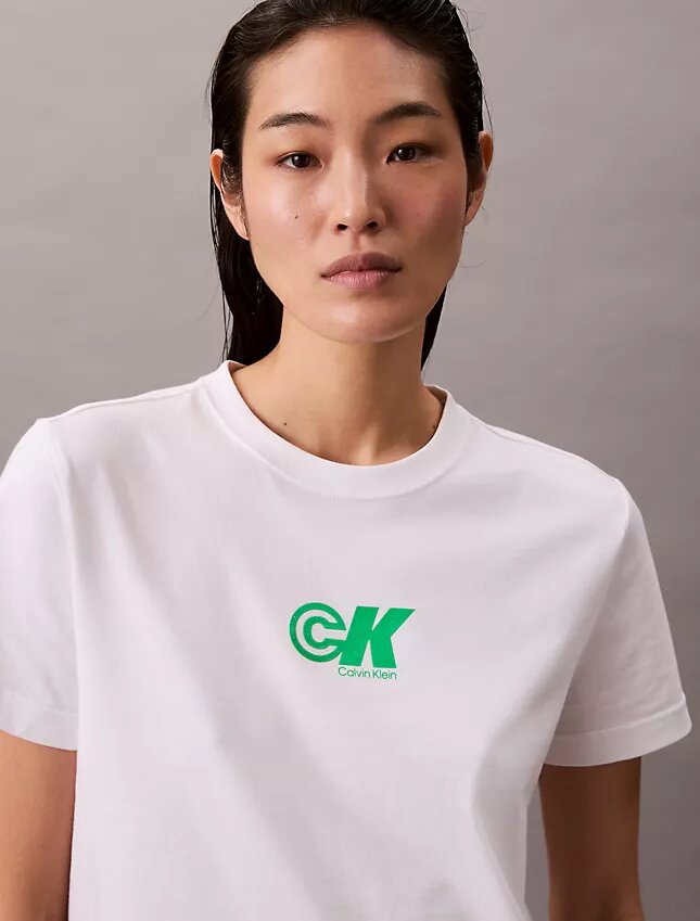 Camiseta ajustada con gráfico del logotipo Monogram Camiseta ajustada con gráfico del logotipo Monogram